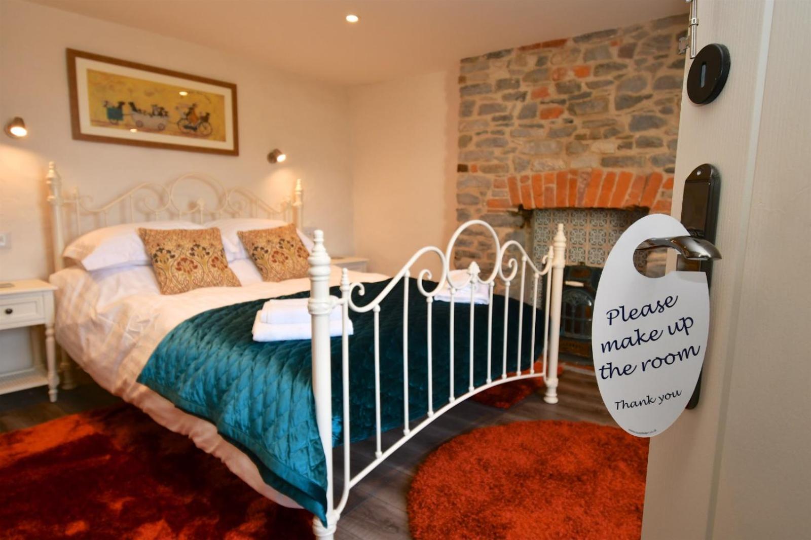 Carew Inn Kültér fotó
